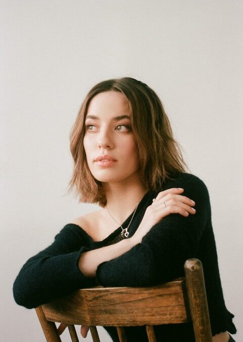 dee holt Talks “Dishes,” Songwriting & More – Interview
