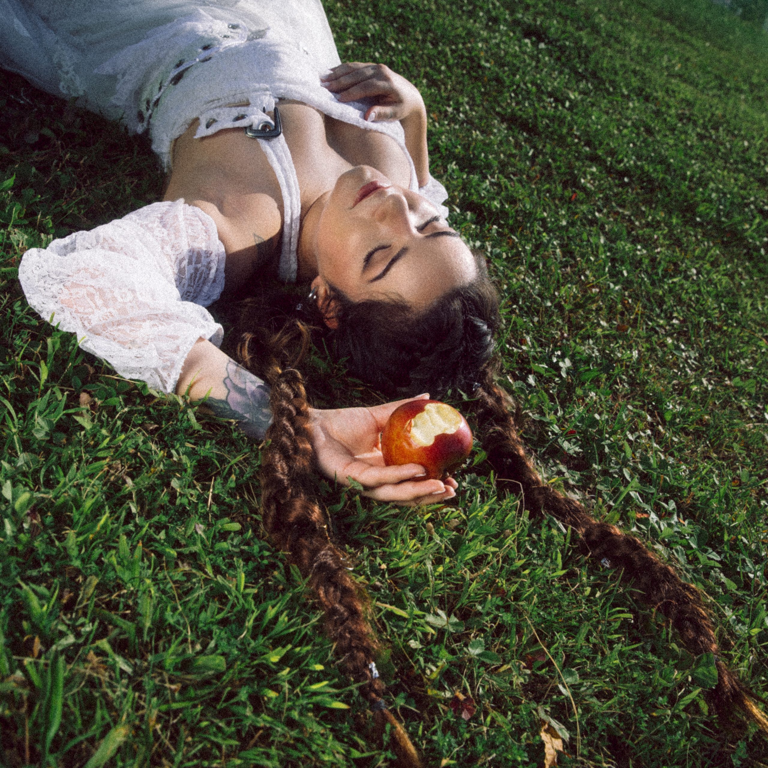 PREMIERE – Geneviève Racette – “Same Old Me” (Single Review)