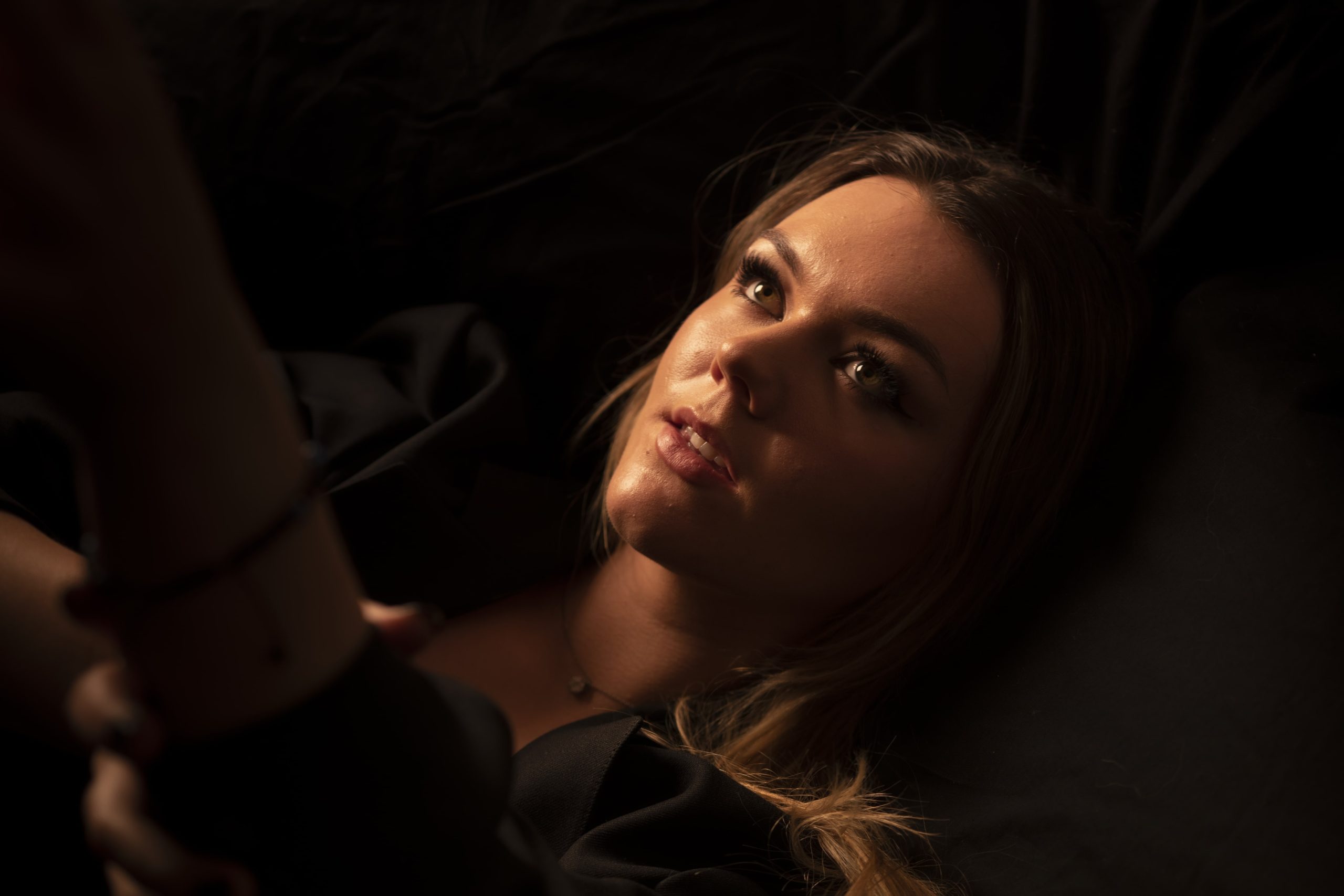 Mikalyn shares new single, “Falling Apart”