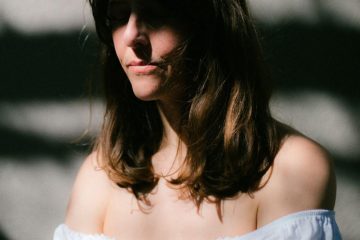 JENNIFER CASTLE’S FIRST NEW SONG IN OVER THREE YEARS, “BLOWING KISSES”, APPEARS ON SEASON 3 OF FX’S THE BEAR AVAILABLE NOW ON PARADISE OF BACHELORS (WORLDWIDE) AND SOLSTICE RADIO (CANADA)