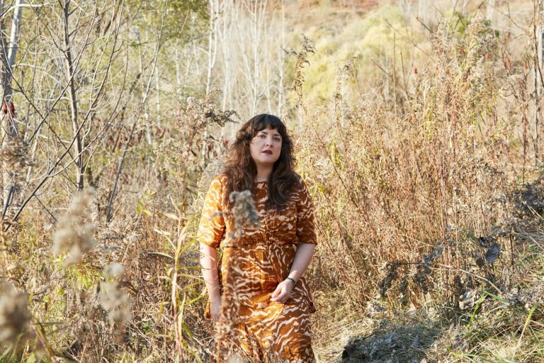 ABIGAIL LAPELL SHARES NEW FRENCH RENDITION OF “RATTLESNAKE” FROM LATEST LP ABIGAIL LAPELL’S NEW LP, ANNIVERSARY, OUT NOW VIA OUTSIDE MUSIC