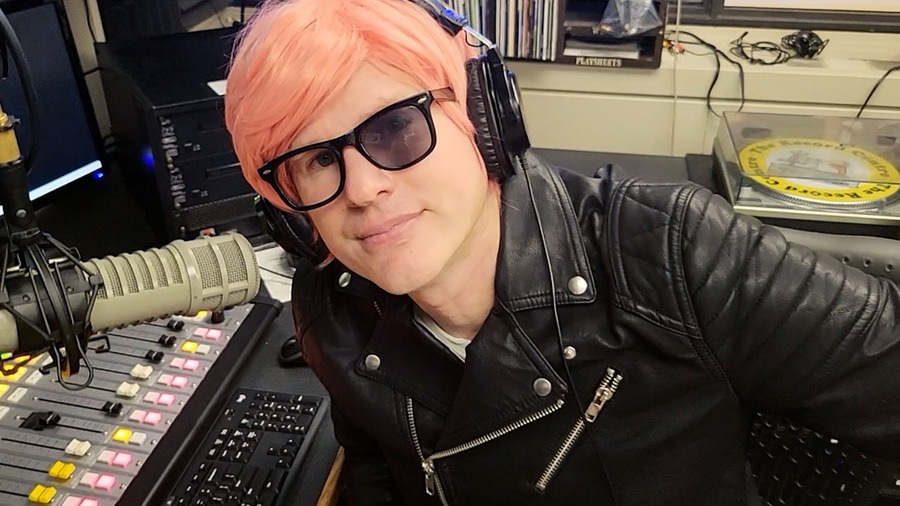 Hot Mud shares new single, “Nobody Listens To The Radio” (Interview)