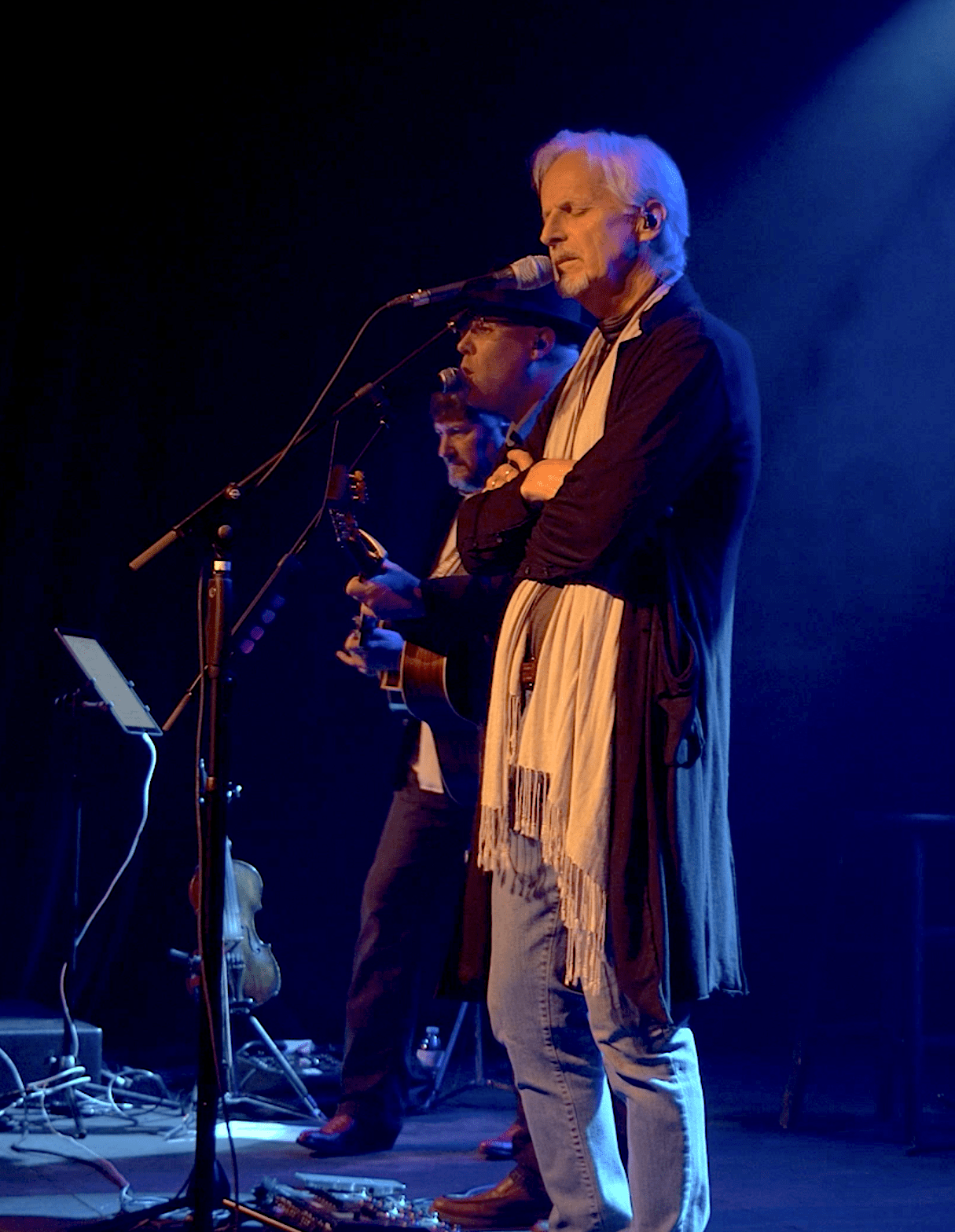 Robert Thomas and the Sessionmen share “Beside You” (Interview)