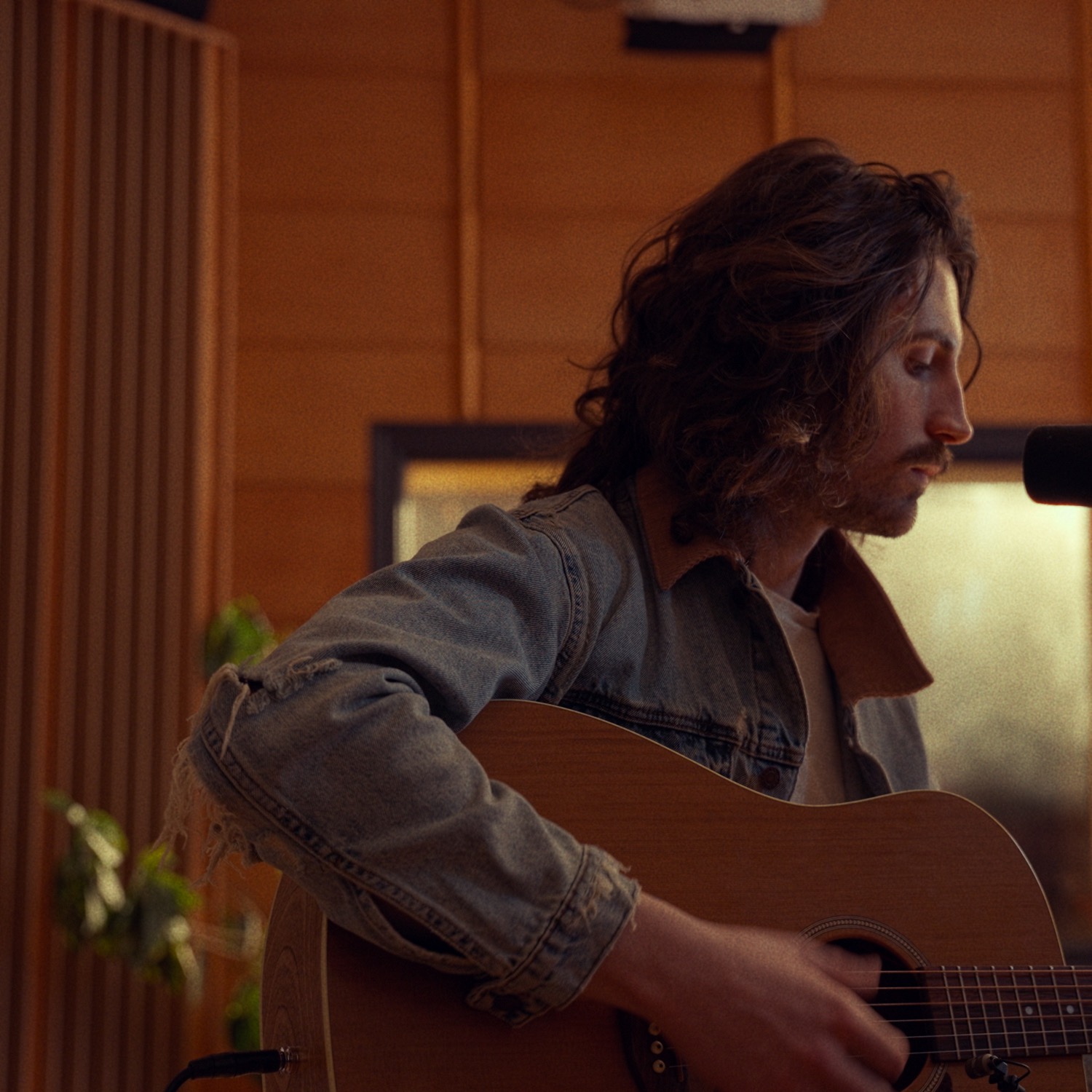 Dylan De Braga shares new single, “Hold The Door”