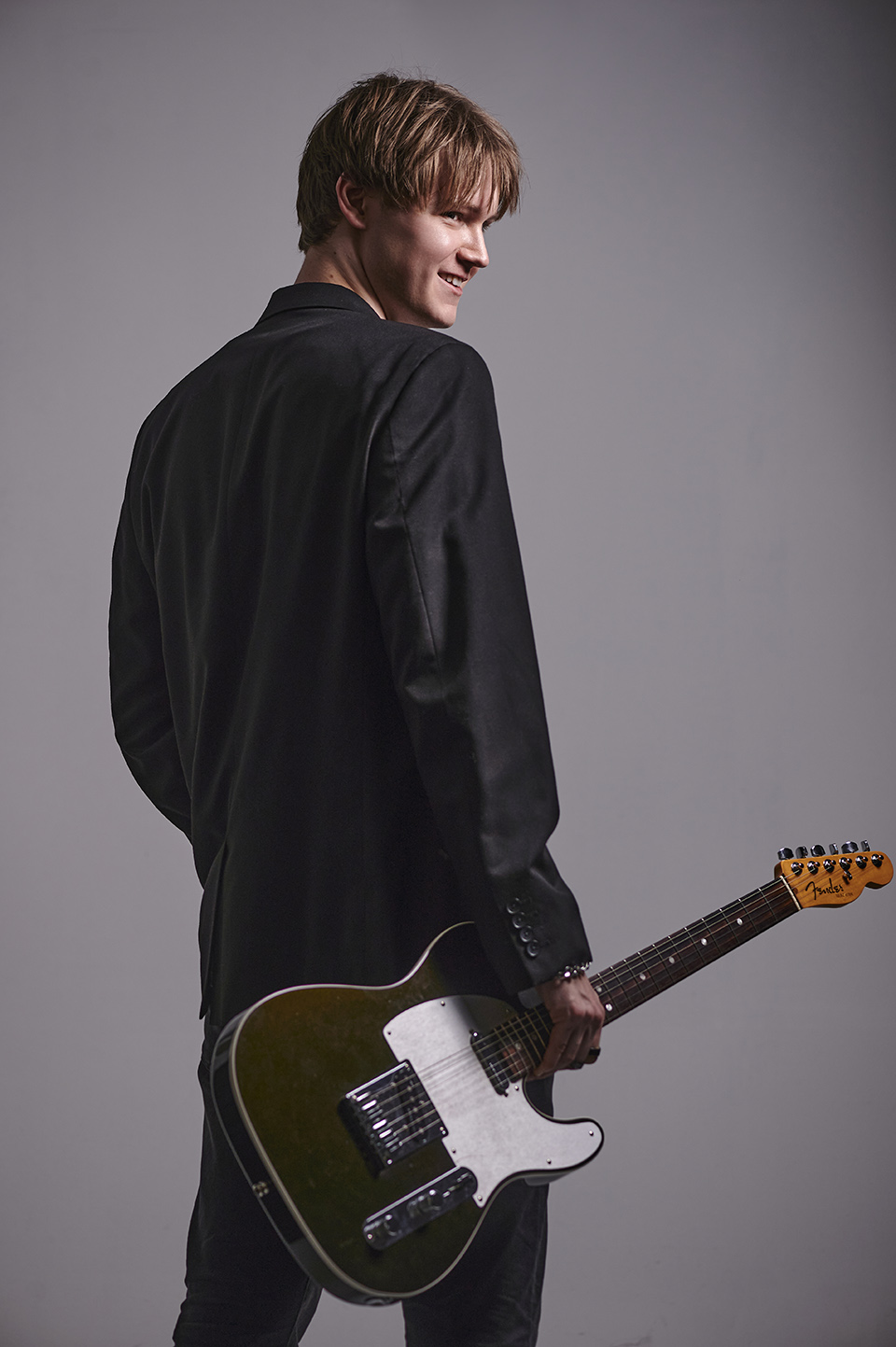 Sean Thomas shares new single, “She’s Mine” (Interview)