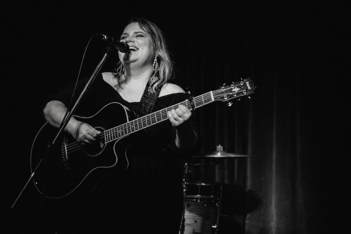 Mandi Leigh Announces “Far From Home” Tour Across Canada