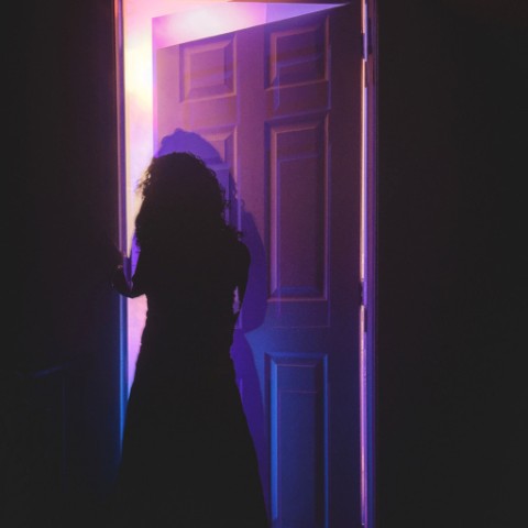 Libby Ember shares new single, “I’ll Stand in the Doorway”