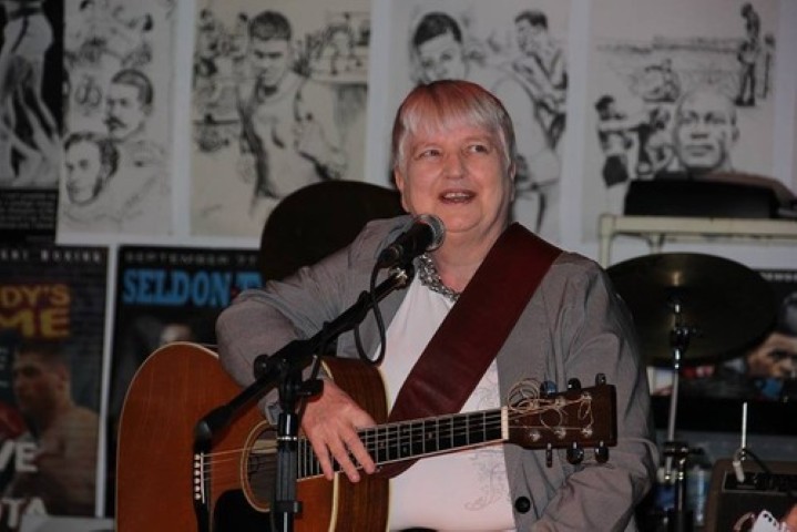 Linda MacLeod shares new single, “I Tried To Get Through”